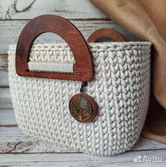 Корзина с деревянными ручками