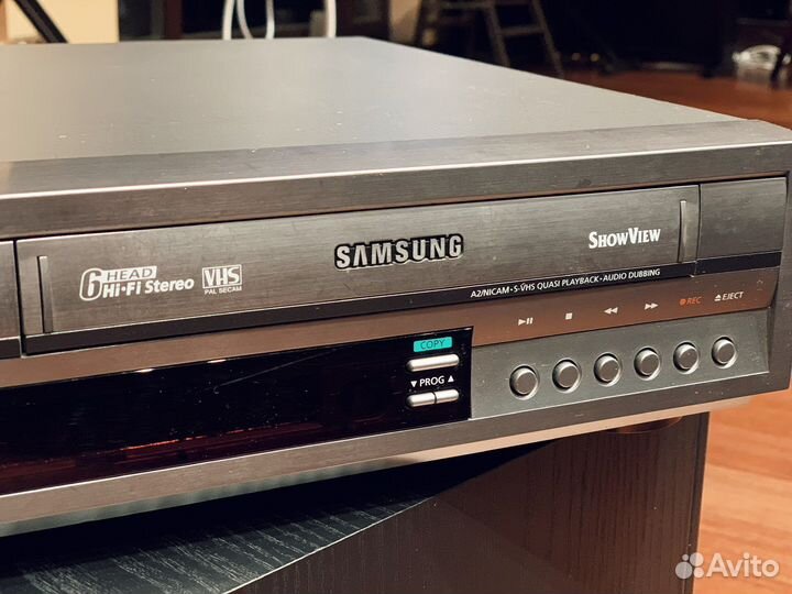 Проигрыватель CD и VHS в одном