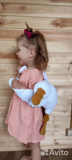 Вязаная мягкая игрушка гусь обнимусь