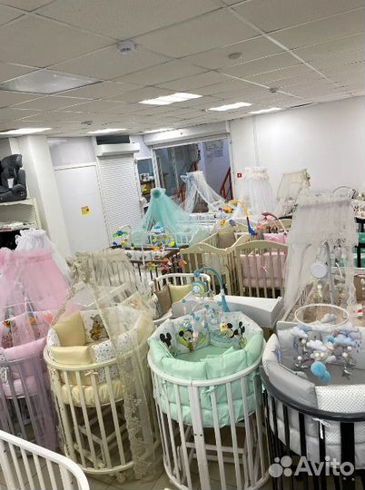 Детская кроватка с маятником