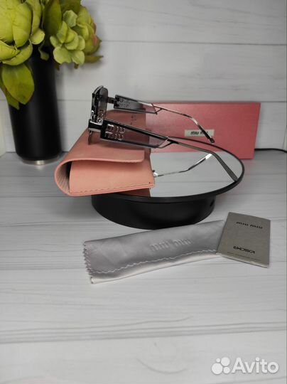 Солнцезащитные очки Miu Miu новинка