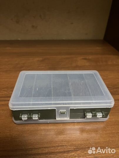 Невидимки и шпильки и контейнер