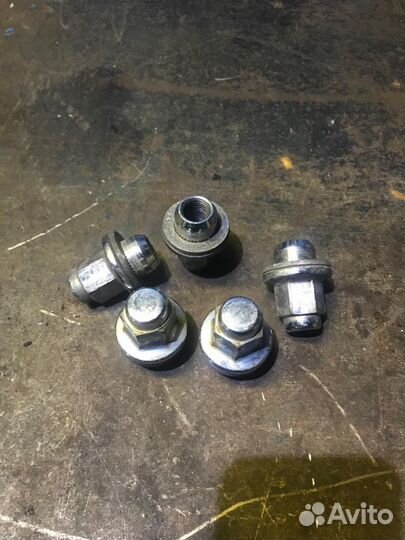 Гайки колёсные на Land Cruiser 200