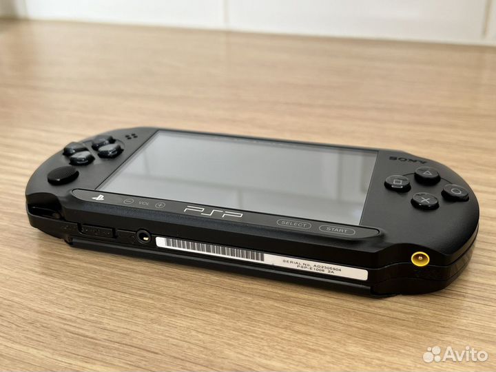 Sony PSP прошитая с играми e1008
