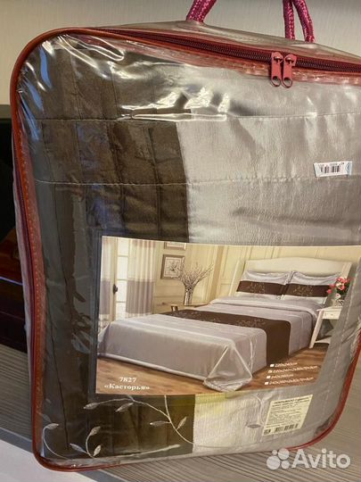 Покрывало на кровать и декоративные подушки