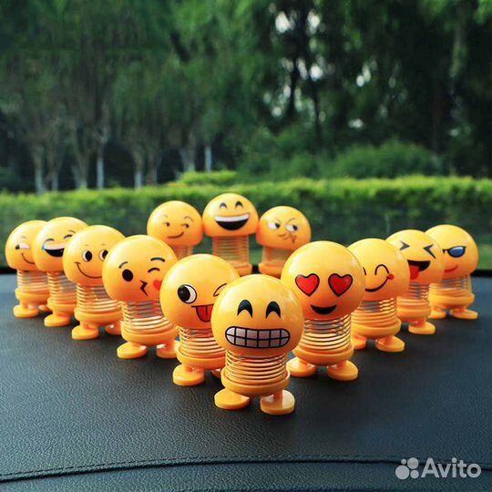 Смайлик на пружинке в авто