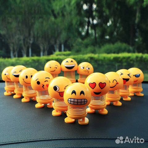 Смайлик на пружинке в авто