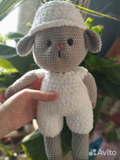 Вязаная овечка с открыткой