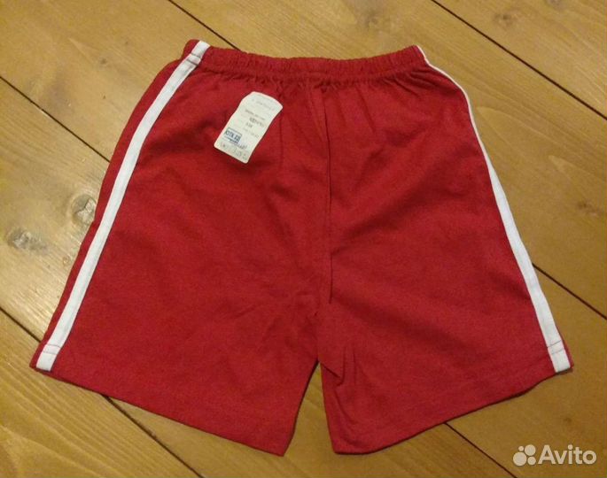 Красные спортивные шорты