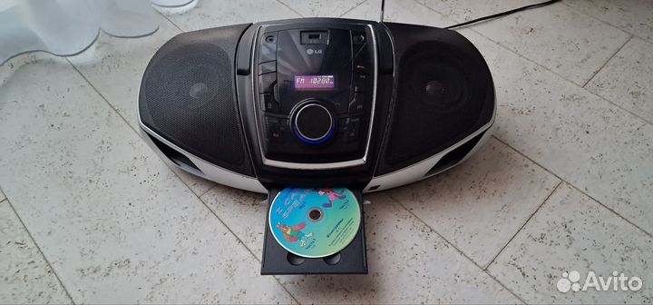 Портативная магнитола LG SB74