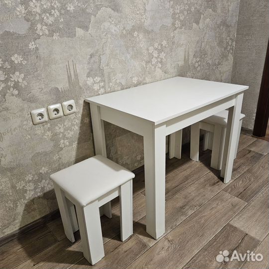 Кухонный стол и табуретки Б/У