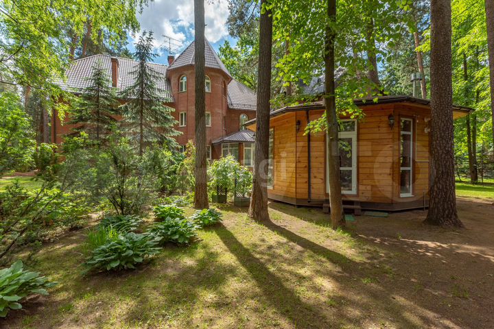 Коттедж 300 м² на участке 11,3 сот.