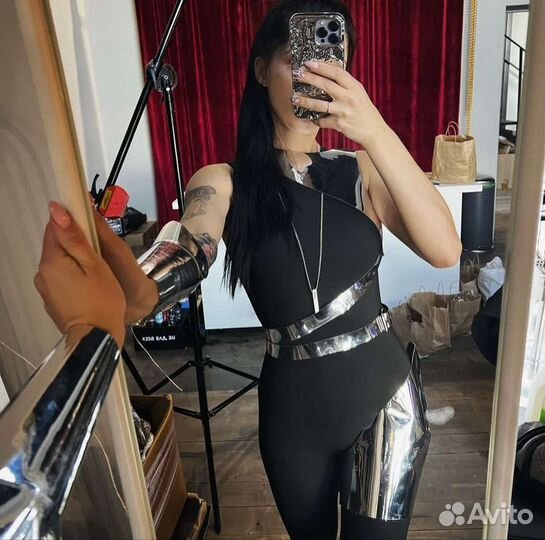 Футуристический серебряный костюм для фотосессии