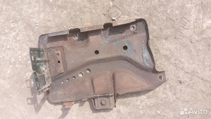 Крепление аккумулятора Nissan Primera P11