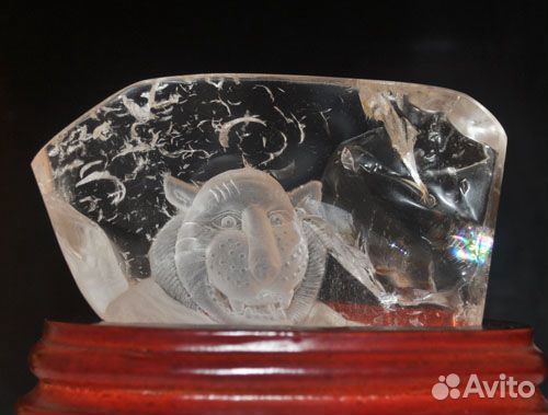 Тигр из радужного горного хрусталя на подставке