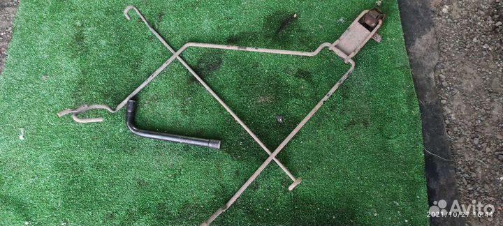 Крепление запасного колеса renault sandero