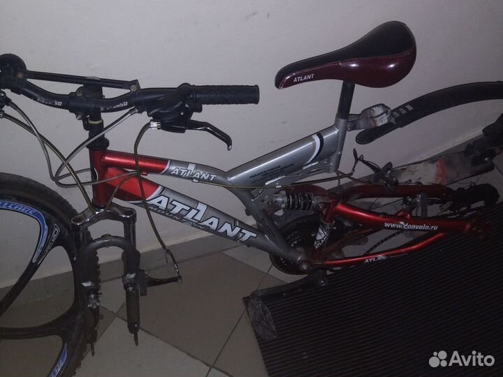 Велосипед двух подвес колеса имеются