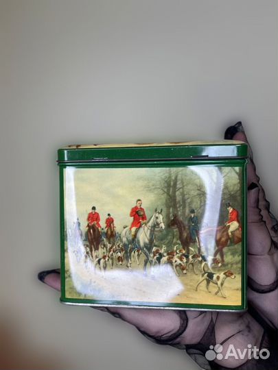 Антикварная жестяная коробка