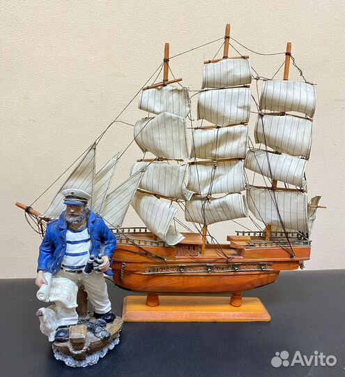 Коллекционный корабль с капитаном(в подарок)