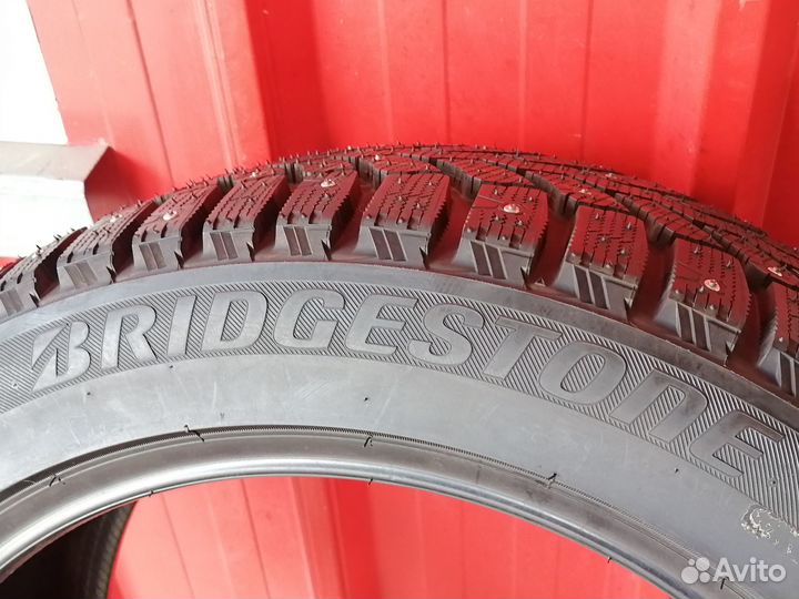 Bridgestone Blizzak Spike-01 255/45 R18