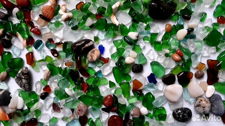 Морские белые, разноцветные камни. Морские стекла