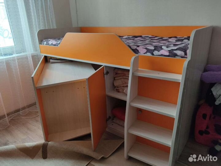 Детский уголок с кроватью и столом