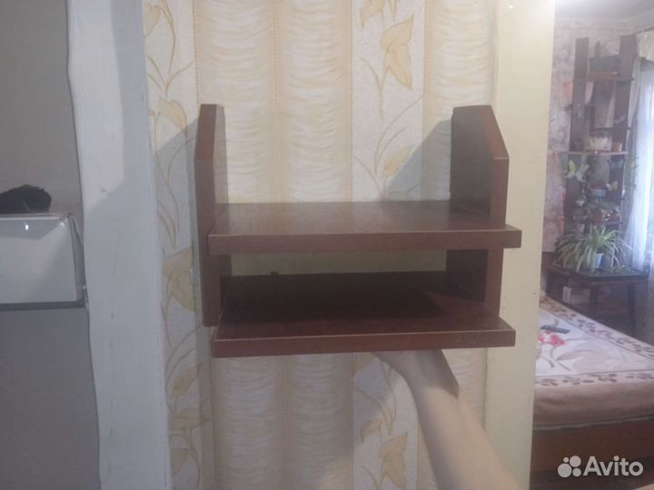 Настенная полочка для роутера/дом. телефона