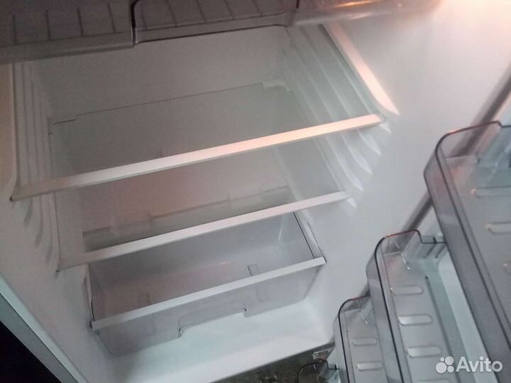 Полки для холодильника много