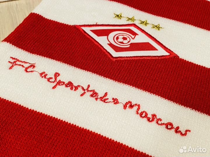 Шарф с вышивкой и значок Спартака