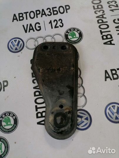 Кронштейн переднего рычага Шкода Рапид