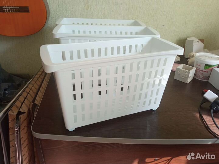 Корзина пластиковая на колесиках