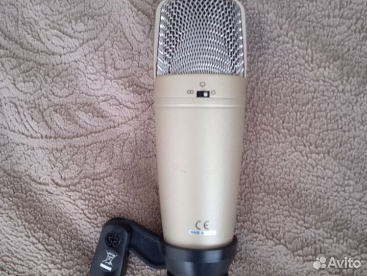 Студийный конденсаторный микрофон