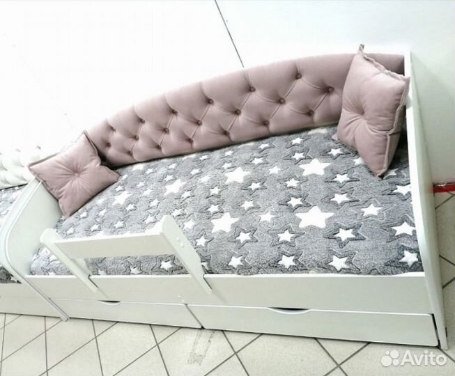 Кровать софа с мягкой спинкой в наличии