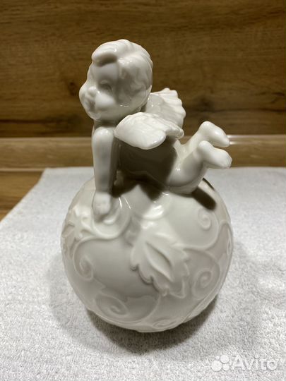 Статуэтка ангел на шаре