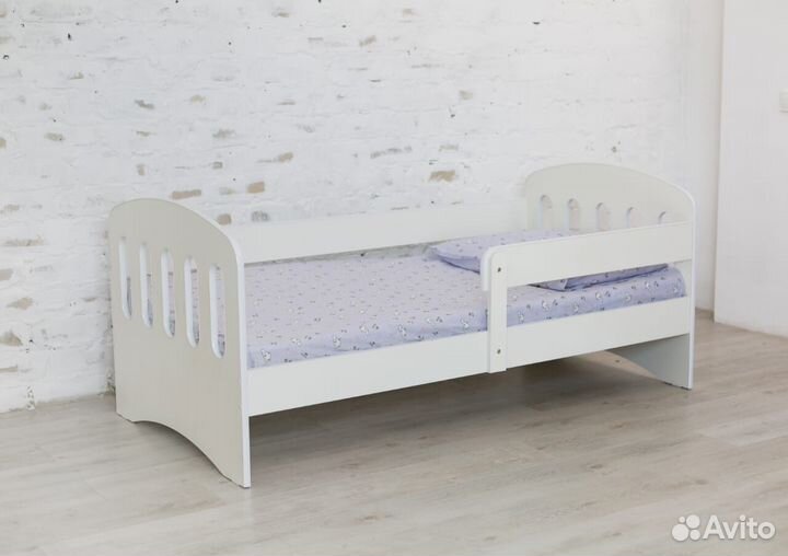 Кроватка с бортом из ламинированного дсп детская с
