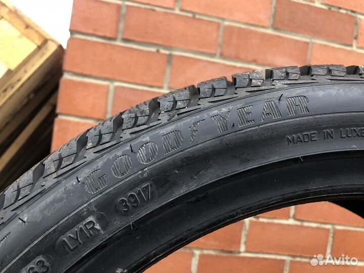 Goodyear UltraGrip Ice 2 215/45 R17 92T