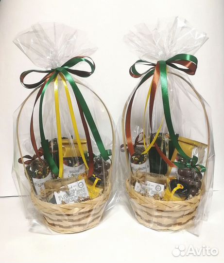 Подарок - корзина с чаем и сладостями