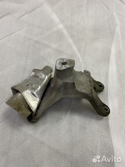 Кронштейн опоры двигателя правый Ауди А4 Б8 8К