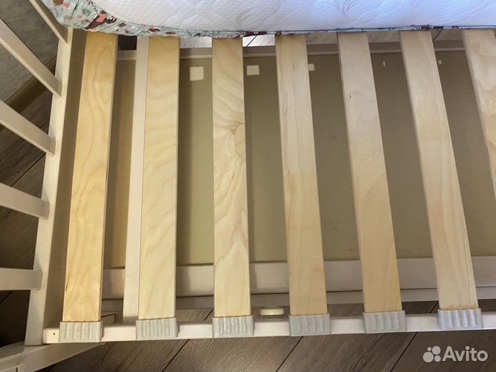 Детская кроватка с маятником