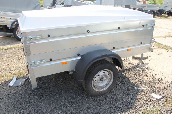 Прицеп с высоким бортом и крышкой