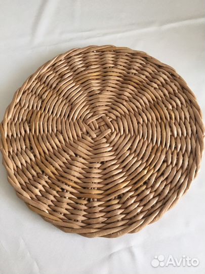 Плетеная сервировочная салфетка из бумажной лозы