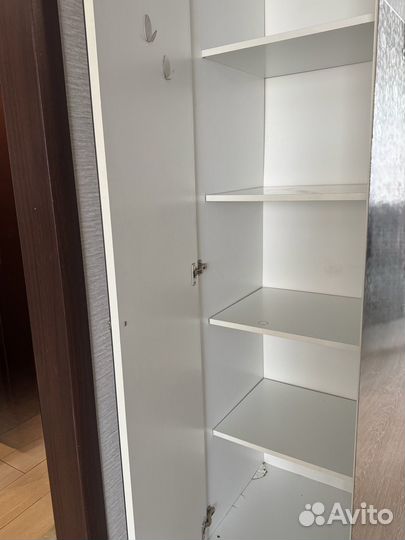 Шкаф и комод с зеркалом