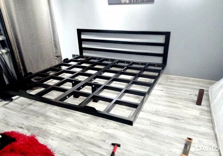 Парящая кровать на металлокаркасе