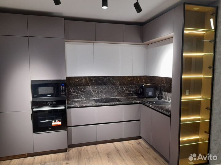 Кухонный гарнитур угловой до потолка