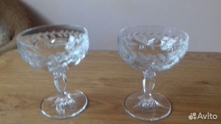 Две хрустальные креманки на ножке