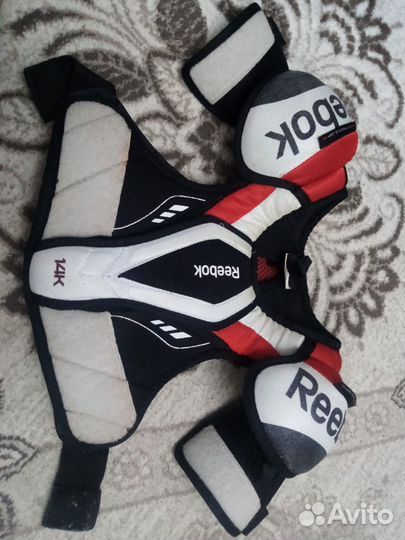 Нагрудник и коньки