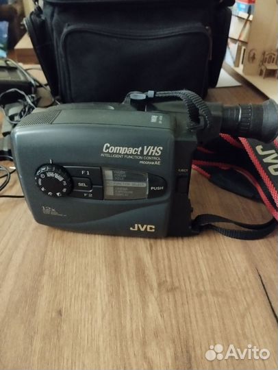 Видеокамера JVC compact GR—AX210
