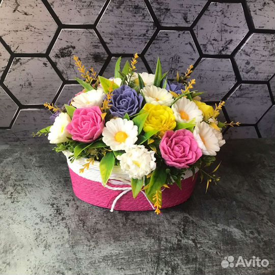 Корзина с пионами на 1 сентября