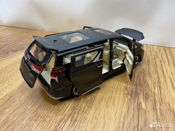 Металлическая машинка lexus lm300