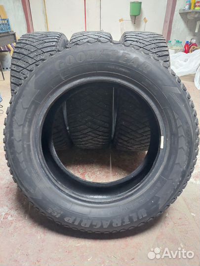 Goodyear Ultragrip Ice Arctic 215/60 R16